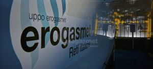 Autovettura con logo gruppo erogasmet parcheggiato